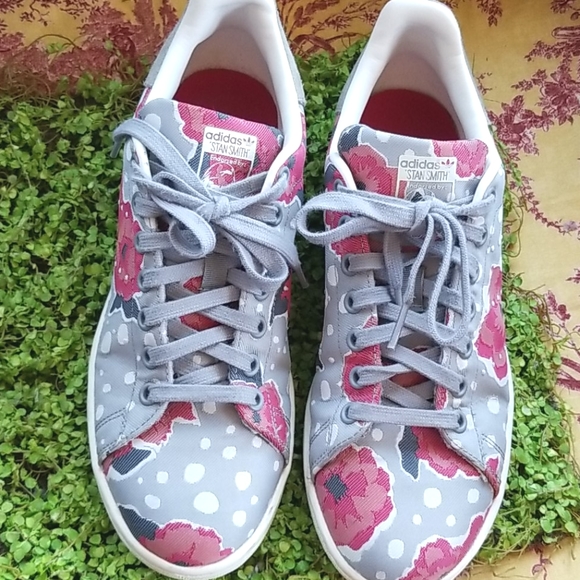 adidas Shoes - ❤ADIDAS Red Roses Grey Floral Polkadot Sneaker 8.5